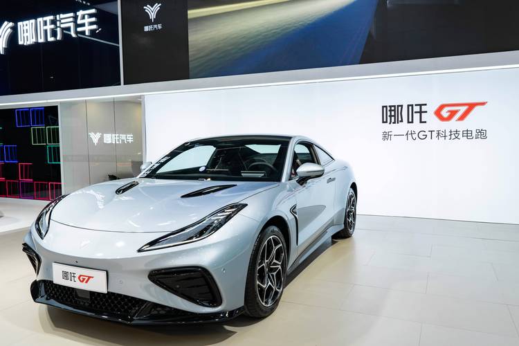 重庆186哪吒汽车在智能汽车领域的表现，领途汽车在新能源汽车市场中的影响力